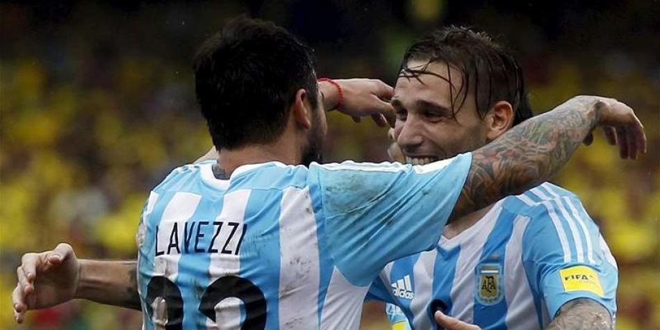 Lucas Biglia (der.) celebra su gol con Ezequiel Lavezzi.