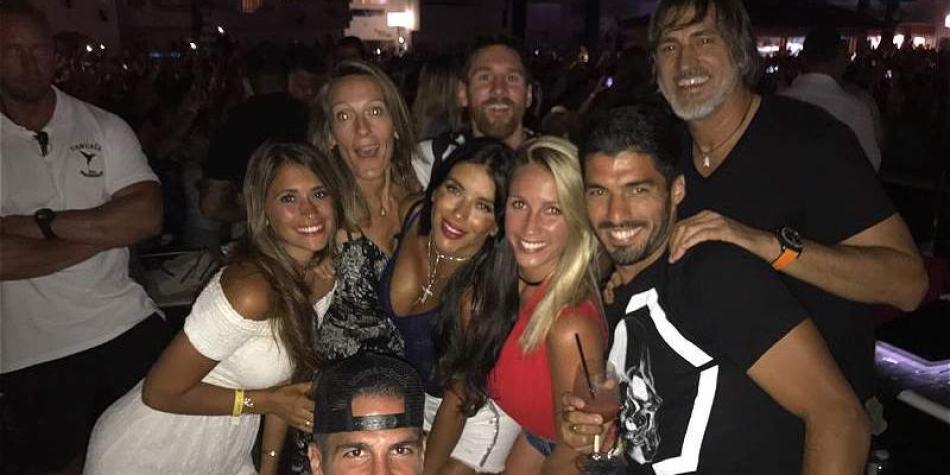 Luis Su&aacute;rez estuvo de fiesta en Ibiza junto a Messi y F&agrave;bregas.