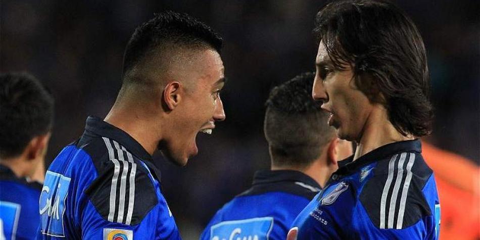 Fernando Uribe y Rafael Robayo celebran un gol del equipo embajador.