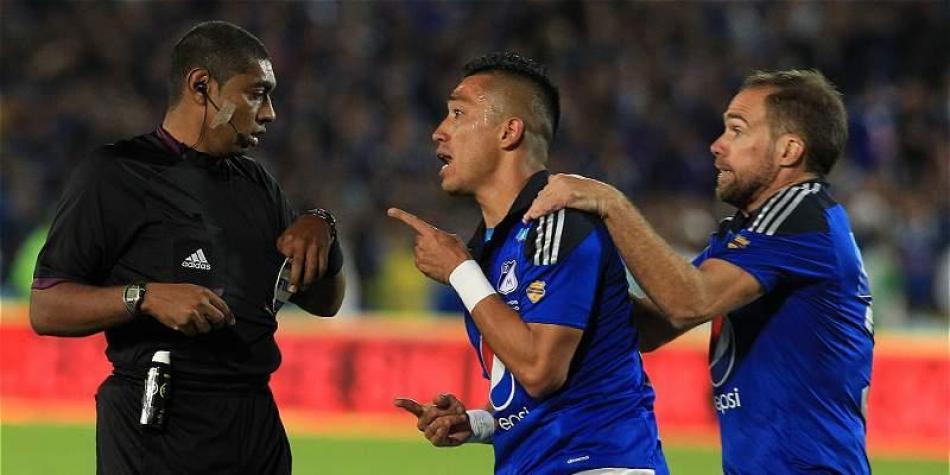 Fernando Uribe es detenido por Federico Ins&uacute;a luego de intentar discutir con el arbitro &Iacute;mer Machado por una acci&oacute;n de juego.