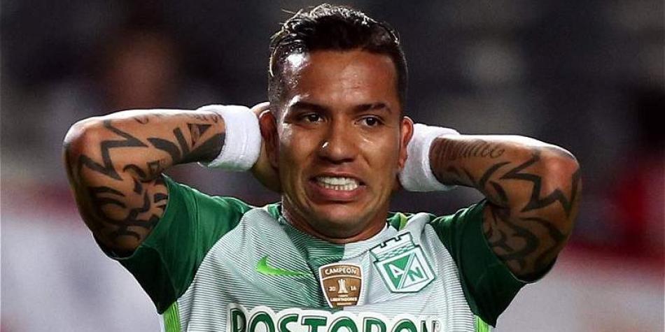Dayro Moreno se lamenta de la derrota de Nacional frente a Estudiantes.