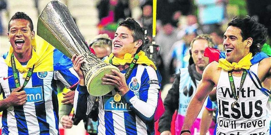 James (cen.), festeja con Guar&iacute;n (izq.) y Falcao (der.), el t&iacute;tulo de la Europa League con el Porto.