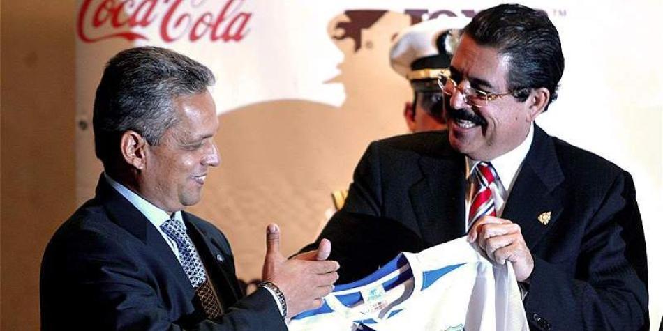 Presentaci&oacute;n de Reinaldo Rueda como el nuevo DT de la Selecci&oacute;n de Honduras, quien le entrega la camiseta era el actual presidente de Honduras, Manuel Zelaya.