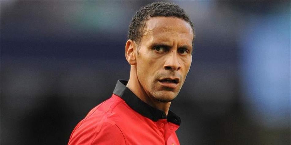 Rio Ferdinand tuvo que dejar de jugar una fecha por una lesi&oacute;n en el tend&oacute;n de la corva, la raz&oacute;n: se estir&oacute; para contestar el telefono mientras estaba acostado viendo televisi&oacute;n.
