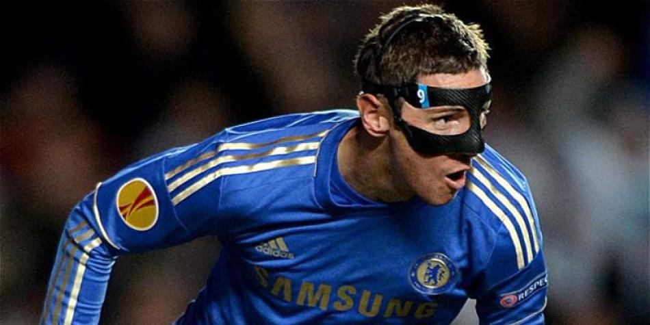 Fernando el 'Ni&ntilde;o' Torres en su &eacute;poca como jugador del Chelsea tambi&eacute;n us&oacute; una m&aacute;scara de protecci&oacute;n en un encuentro de Europa League.