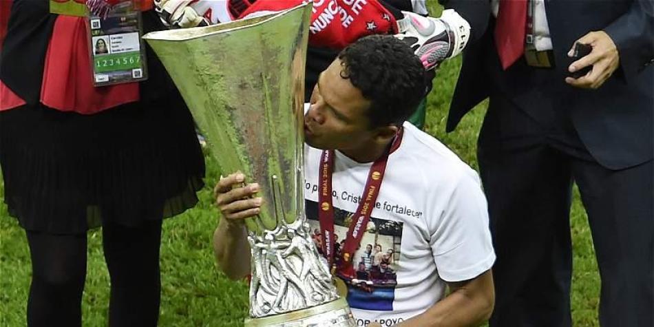 Bacca, con el trofeo de campe&oacute;n de la Europa League 2014-2015.