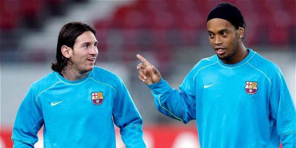 Ronaldinho le dio la asistencia a Messi para que marcara el primer gol en su carrera profesional.