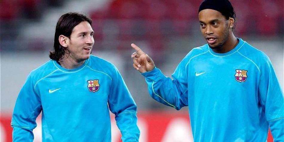 Ronaldinho le dio la asistencia a Messi para que marcara el primer gol en su carrera profesional.