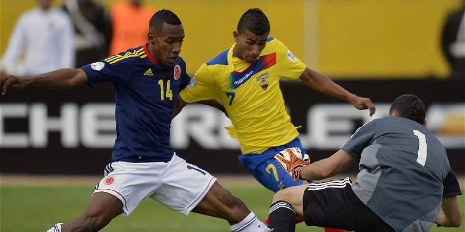 Joao Rojas Mendoza (centro), de Ecuador, pelea un bal&oacute;n con Perea (izq.) ante David Ospina (der.), arquero de Colombia; durante un partido de la Eliminatoria al Mundial Brasil-2014.