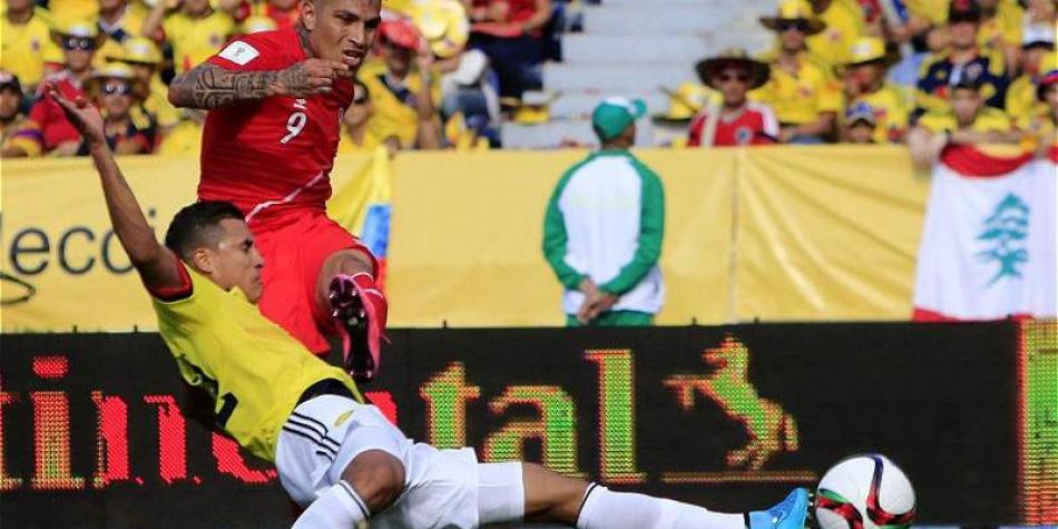 Paolo Guerrero y Jeison Murillo en una acci&oacute;n de juego durante el partido Colombia vs. Per&uacute;.