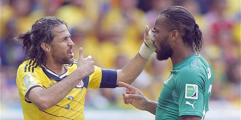 Dos grandes l&iacute;deres en una misma imagen, Mario Yepes (izq.), defensor colombiano, y Didier Drogba, delantero de Costa de Marfil.
