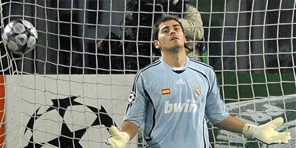 Iker Casillas tom&oacute; la banda de capit&aacute;n de Real Madrid cuando Roberto Carlos se marcha al Fenerbahce.