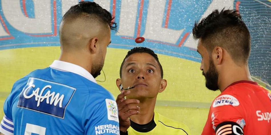 Bismark Santiago (cen.) pitó la semifinal de vuelta entre Millonarios y América.
