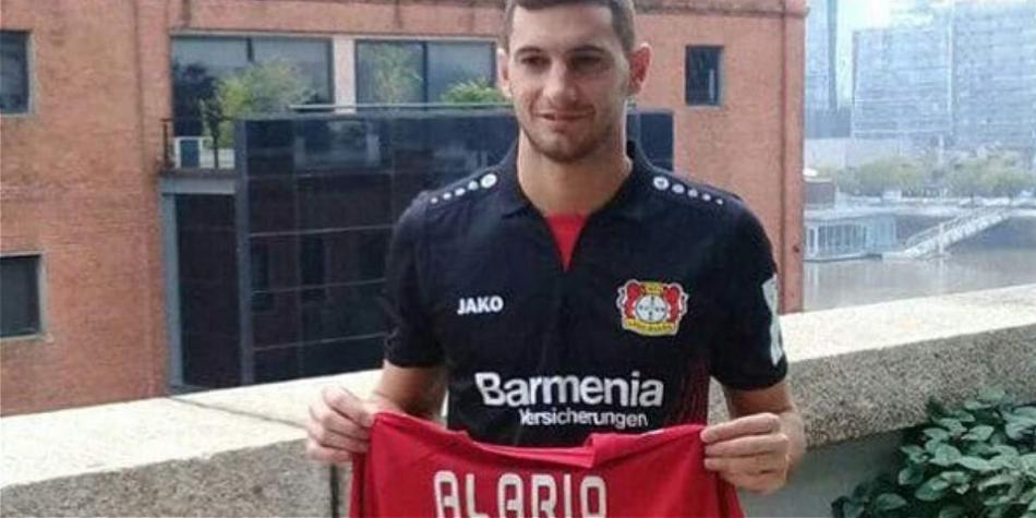 Alario ya entrena en Alemania con su nuevo equipo.