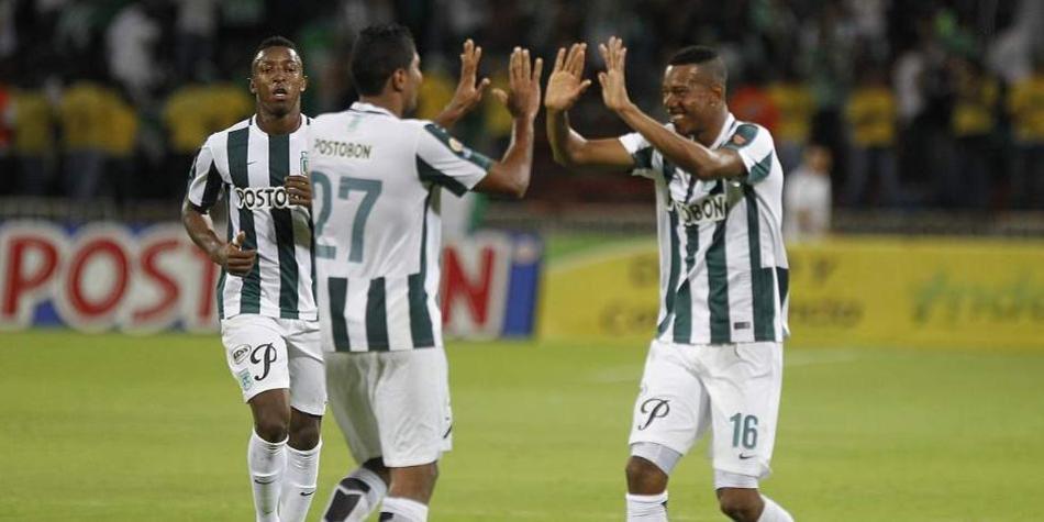 Jonathan Copete (16) festeja con Luis Carlos Ruiz el gol que le marcó a Junior en el Atanasio.