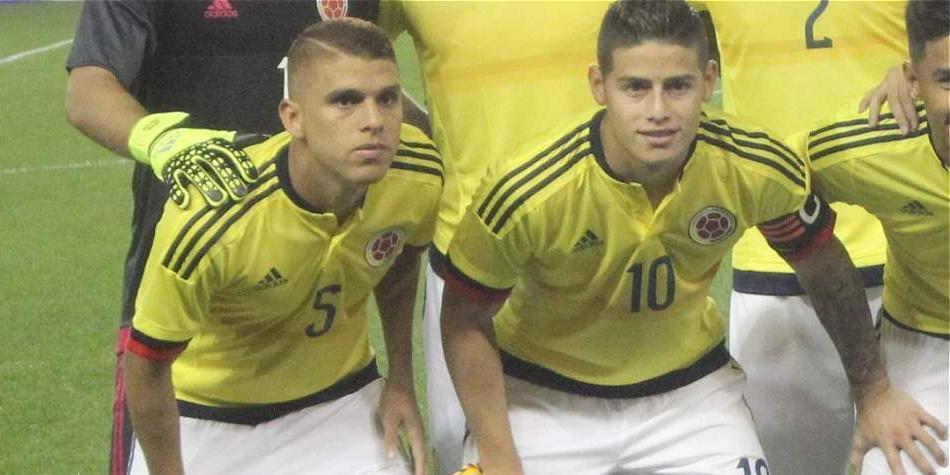 Gustavo Cuéllar (izq.) siente impotencia desde la tribuna cuando no puede jugar con la Selección.