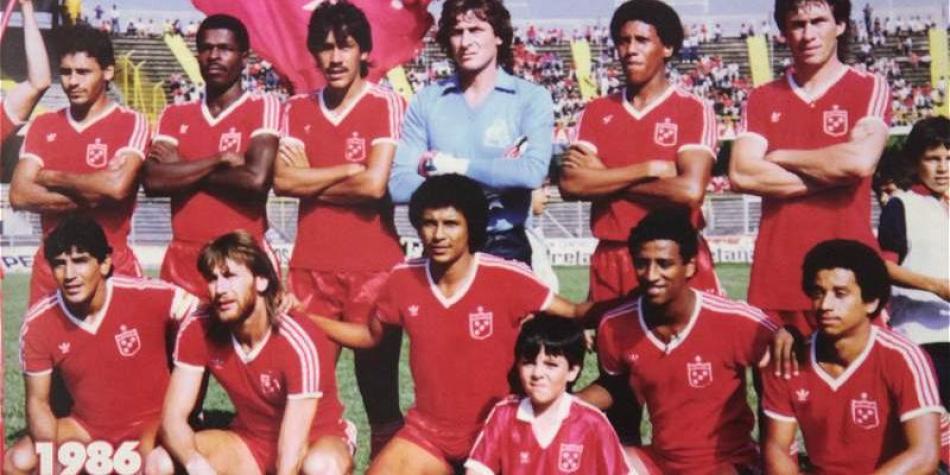 En 1986, tercera corona en l&iacute;nea gracias a Roberto Caba&ntilde;as, Gonzalo Soto, Julio C. Falcioni, el interminable Gonz&aacute;lez Aquino, Ricardo Gareca, &Aacute;lex Escobar, Armando D&iacute;az y Anthony de &Aacute;vila.