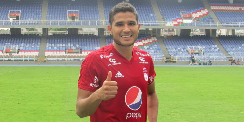Larry Vásquez en entrenamiento con América.