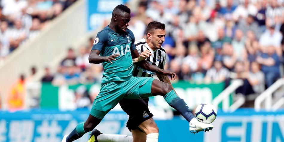Davinson Sánchez disputando una pelota con Joselu