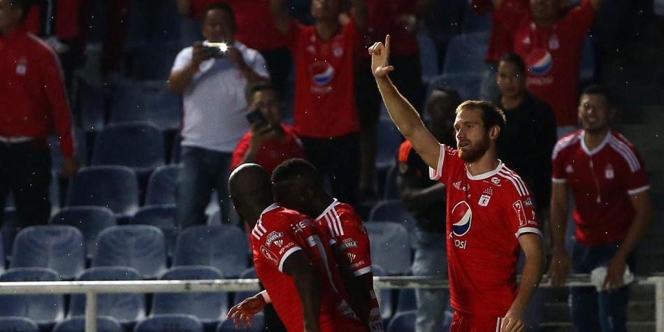 Celebración de Fernando Aristeguieta tras anotar.