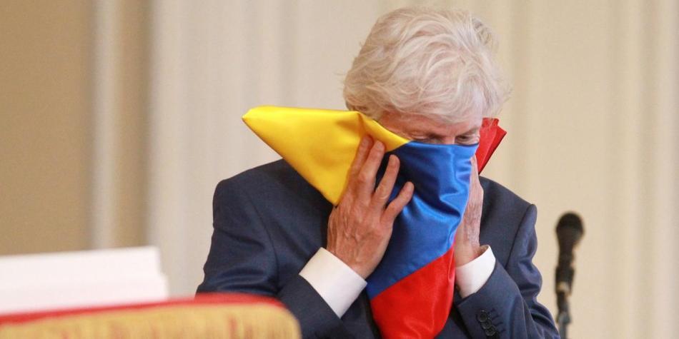 Pekermán, en medio de lagrimas, recibió condecoración nacional