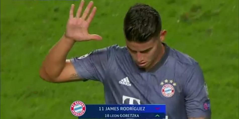James Rodríguez sale del campo
