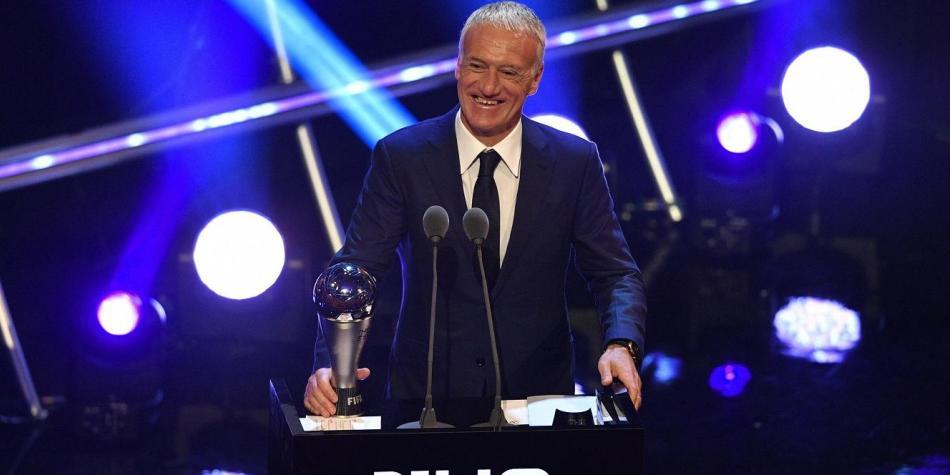 Deschamps recibiendo el galardón.
