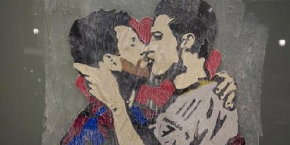 Messi y Cristiano se besan