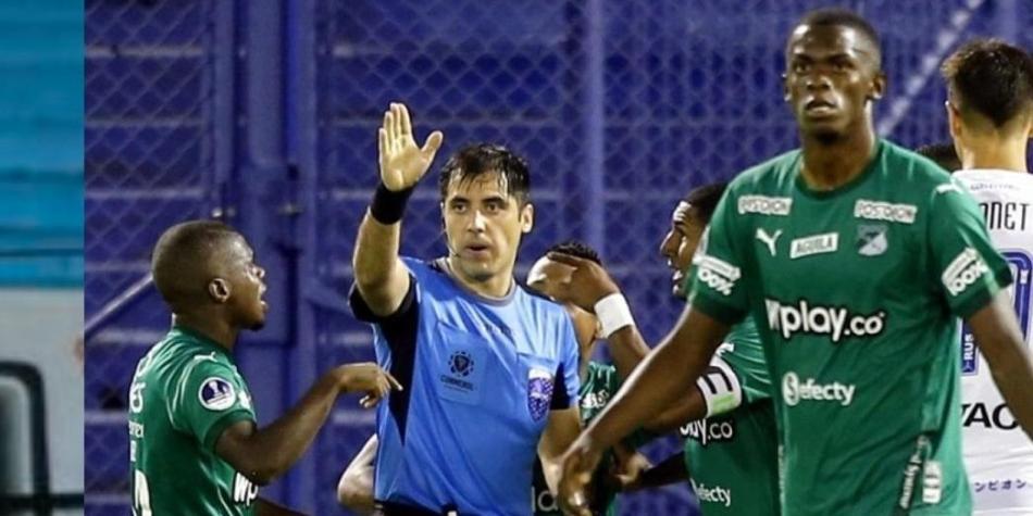 Árbitro Garay en Vélez vs. Cali
