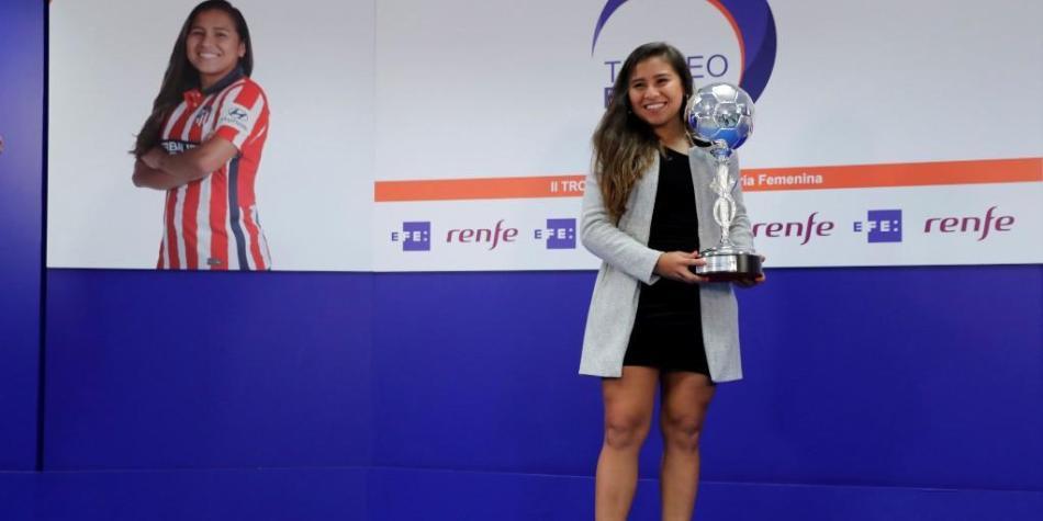 Leicy Santos recibe premio