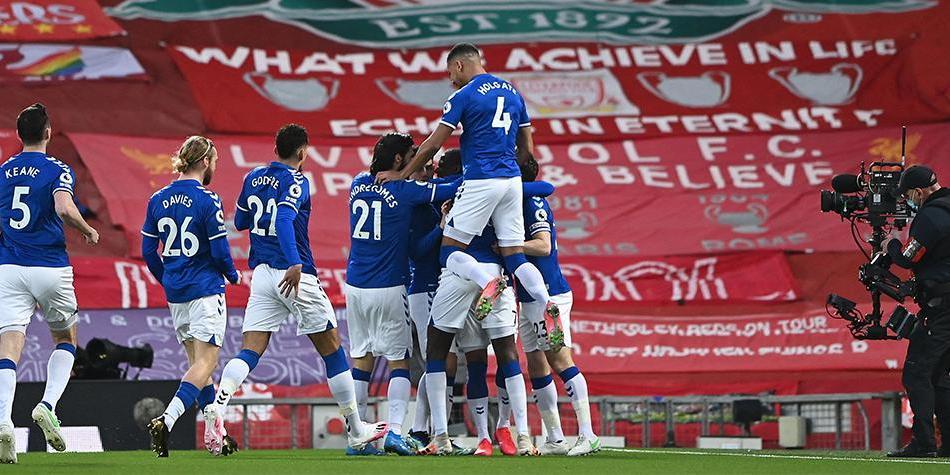 Everton venció a Liverpool en Anfield