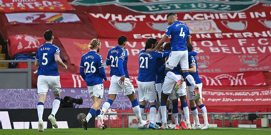 Everton venció a Liverpool en Anfield