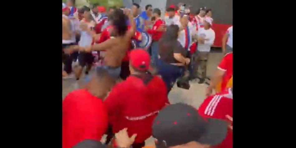 Pelea hinchas del América