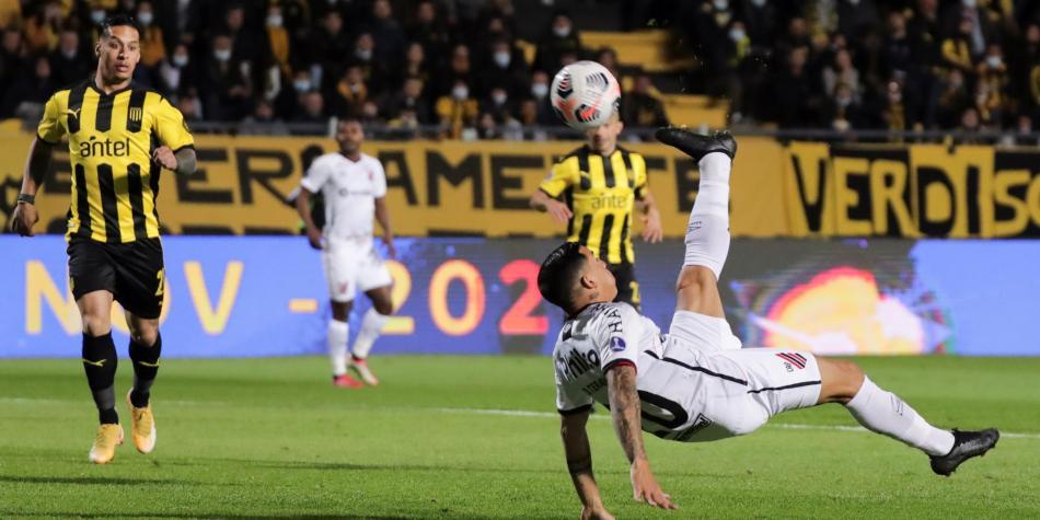 Peñarol vs Athletico Paranaense
