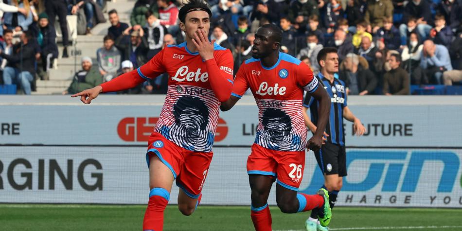 Eljif Elmas y Kalidou Koulibaly
