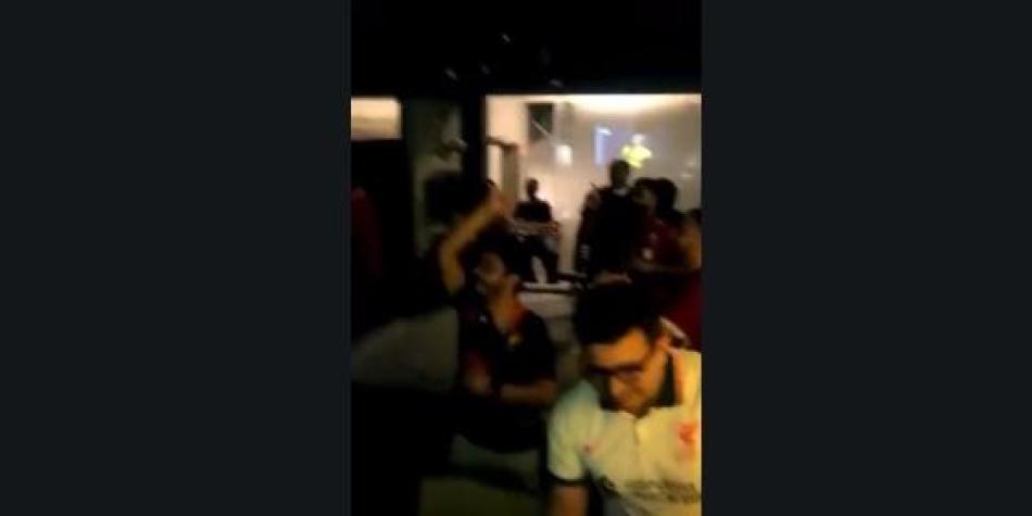 Hinchas le cantan a Luis Díaz