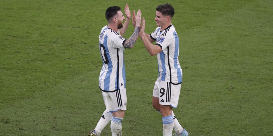 Lionel Messi y Julián Álvarez