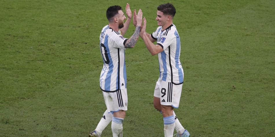 Lionel Messi y Julián Álvarez