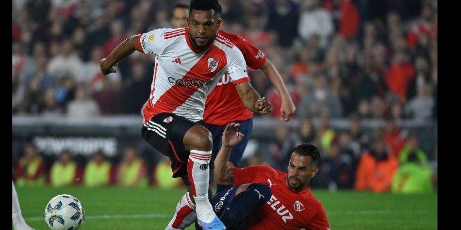 Miguel Borja en River Plate vs Independiente