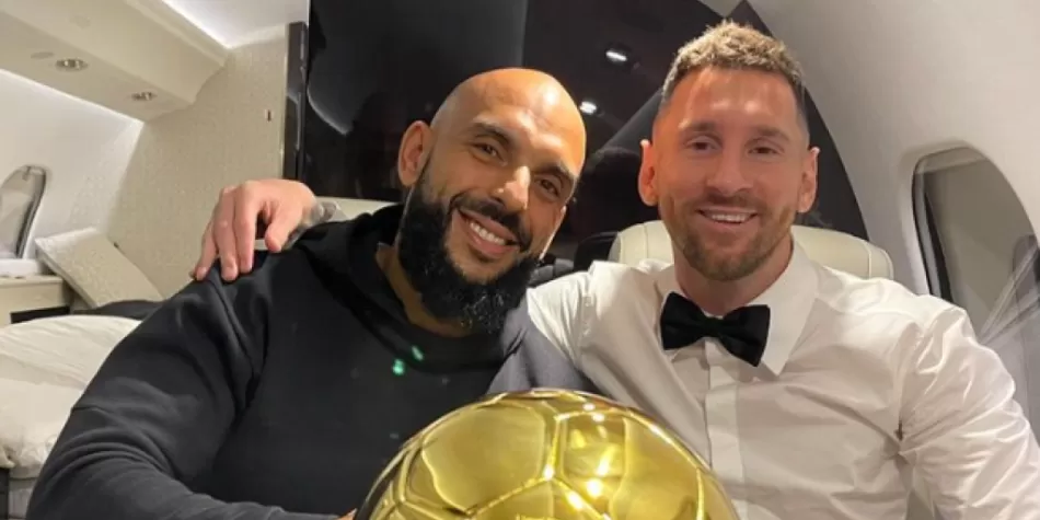 Yassine Cheuko y Lionel Messi