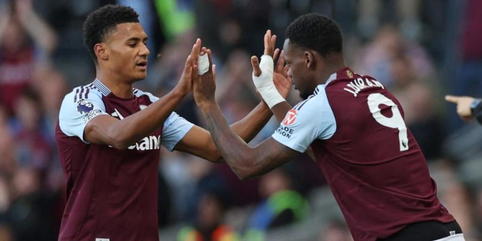 Jhon Durán (derecha) y Ollie Watkins