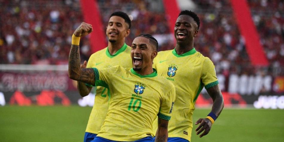 Raphinha cellebra su gol a Venezuela por Eliminatoria