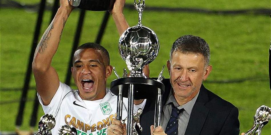Juan Carlos Osorio levanta uno de los trofeos que gan&oacute; con Nacional. Aqu&iacute;, el t&iacute;tulo que le ganaron los 'verdolagas' a Santa Fe, en 2013.