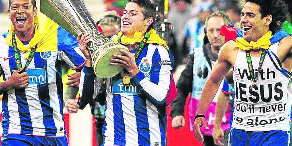James (cen.), festeja con Guar&iacute;n (izq.) y Falcao (der.), el t&iacute;tulo de la Europa League con el Porto.