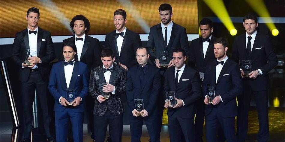 El equipo ideal de la Fifa de 2012: arriba, de izq. a der., Cristiano Ronaldo, Marcelo, Sergio Ramos, Gerard Piqu&eacute;, Dani Alves e &Iacute;ker Casillas. Abajo, en el mismo orden, Falcao Garc&iacute;a, Lionel Messi, Andr&eacute;s Iniesta, Xavi Hern&aa