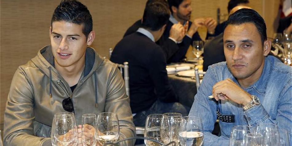 James Rodr&iacute;guez y su compa&ntilde;ero Keylor Navas, en la cena de navidad de fin de a&ntilde;o de Real Madrid.