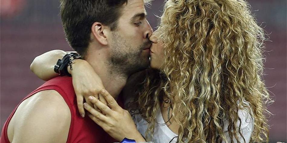 Shakira y Piqu&eacute; celebraron juntos en el campo la consecusi&oacute;n de la Copa del Rey.