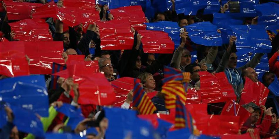 Los hinchas del Barcelona apoyando a su equipo en las tribunas.