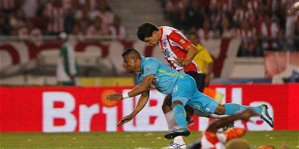 Acci&oacute;n de juego del compromiso entre Junior y Nacional, correspondiente a la final de ida 2015-II