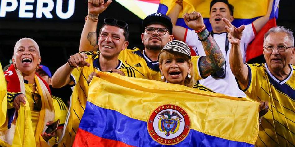 Familias colombianas acompa&ntilde;ando a la Selecci&oacute;n en el partido de cuartos frente a Per&uacute;.